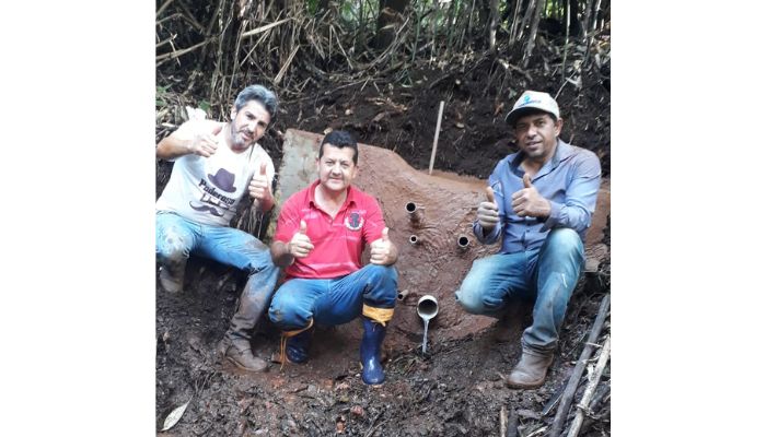 Guaraniaçu - Secretaria de Agricultura realiza proteção de nascente na Comunidade Três Águas